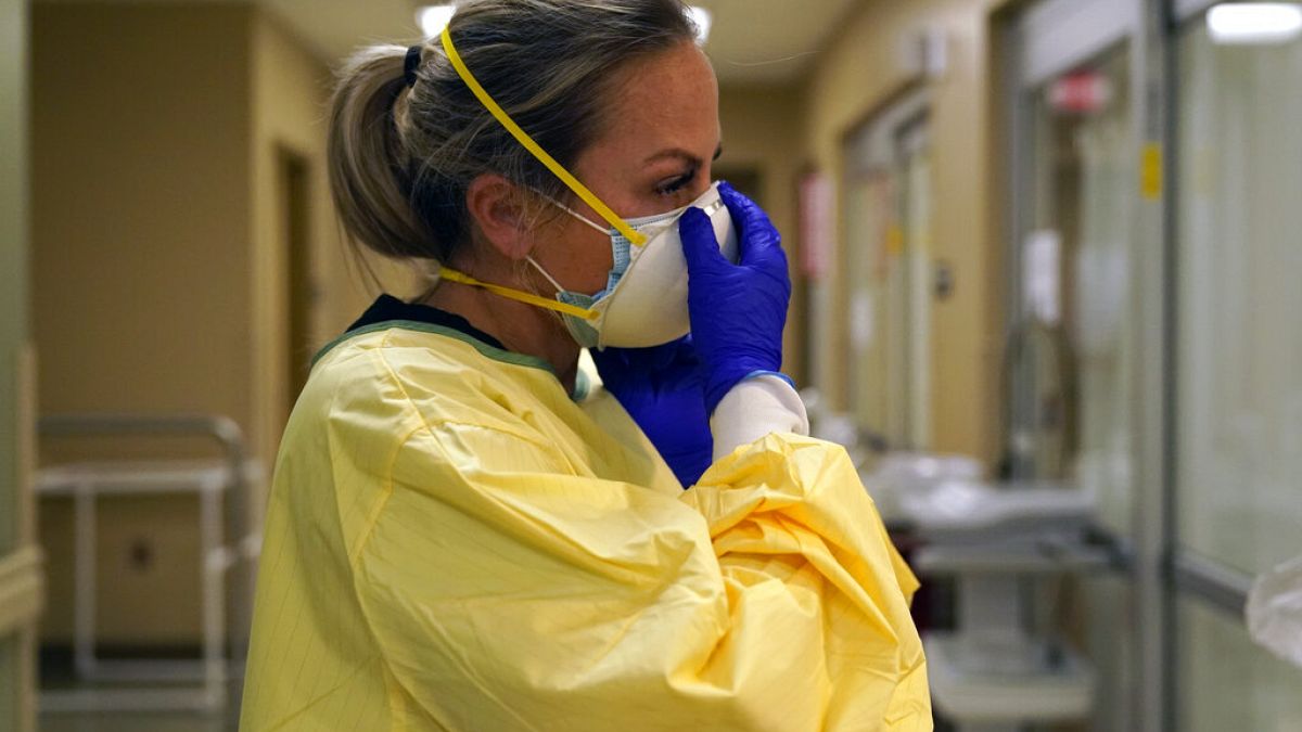 Eine Krankenschwester im Scotland County Hospital in Memphis in Schutzkleidung an. 24. November 2020