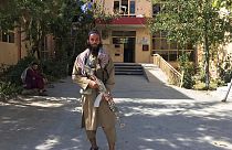 أحد أفراد حركة طالبان يقف لالتقاط صورة في ولاية بنجشير شمال شرق أفغانستان، الأربعاء 8 سبتمبر 2021