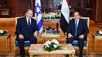 İsrail Başbakanı Naftali Bennett (sol), Mısır Cumhurbaşkanı Abdulfettah Sisi