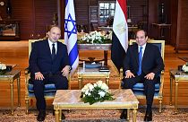 İsrail Başbakanı Naftali Bennett (sol), Mısır Cumhurbaşkanı Abdulfettah Sisi
