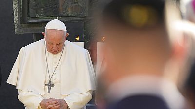Szégyennek nevezte a holokausztot Ferenc pápa, elítélte az Isten nevében történő kegyetlenkedéseket