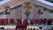 Papa Francisco celebra rito bizantino e visita bairro problemático
