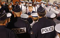 Emmanuel Macron en discussion avec des policiers lors de son déplacement à Marseille (sud de la France), le 01/09/2021