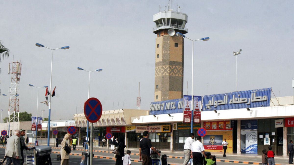 ركاب يمنيون في مطار صنعاء الدولي الثلاثاء 30 يونيو/حزيران 2009 في صنعاء، اليمن.