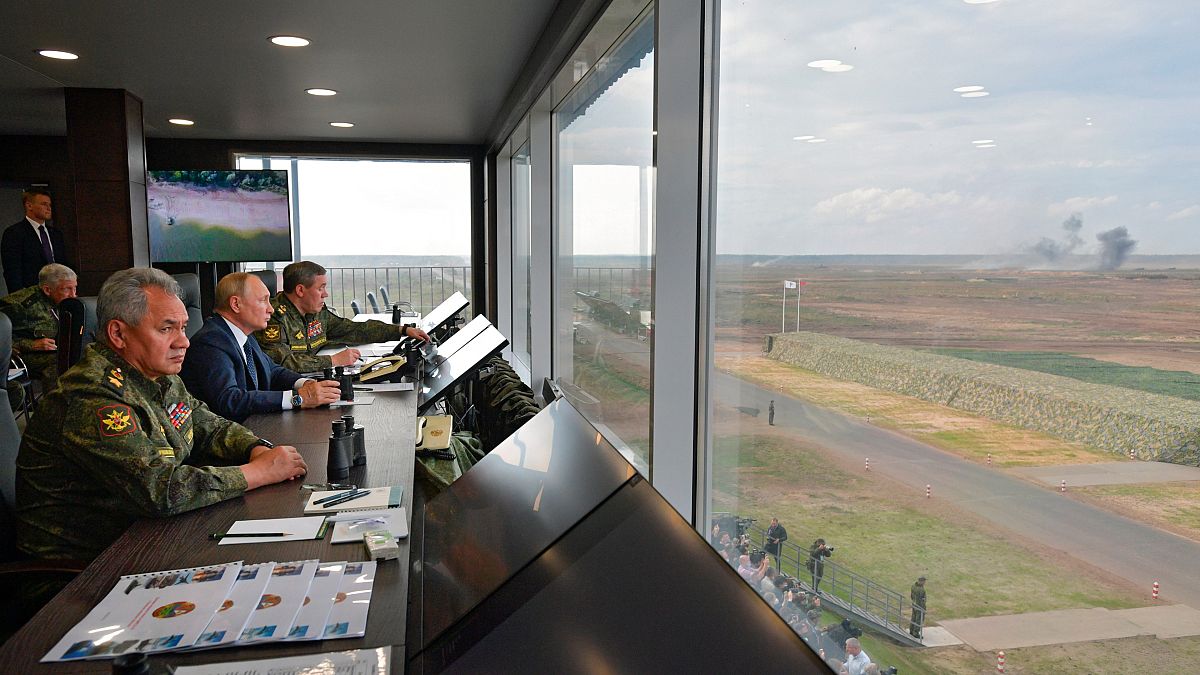 الرئيس الروسي فلاديمير بوتين يشاهد مناورات عسكرية روسية بيلاروسية مشتركة في منطقة نوفوغراد الروسية. 2021/09/13
