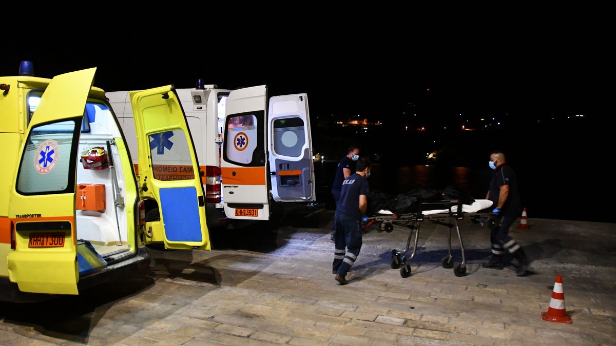 Yunan sağlık görevlileri, uçak kazasında hayatını kaybeden İsrail vatandaşı Haim Geron ve eşi Esther Geron'un cansız bedenini ambulansa götürürken