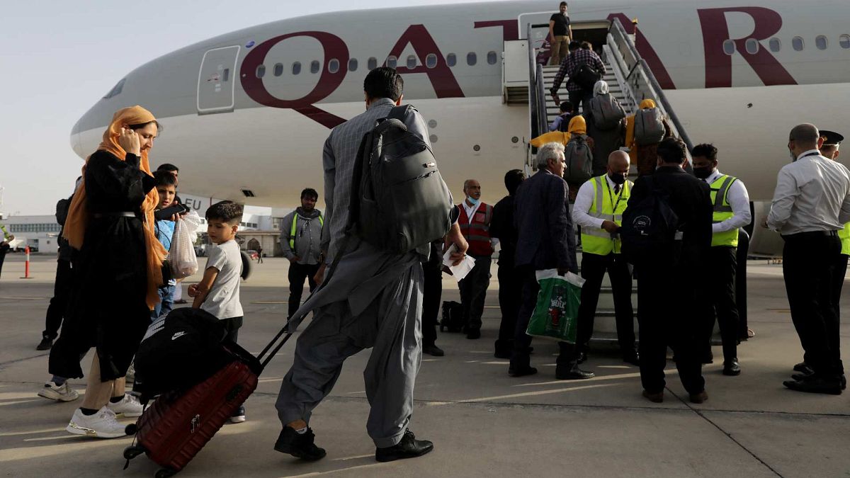يركب الأفغان ذوو الجنسية المزدوجة على متن رحلة للخطوط الجوية القطرية في مطار كابول حامد كرزاي الدولي المتجه إلى الدوحة، 10 سبتمبر 2021