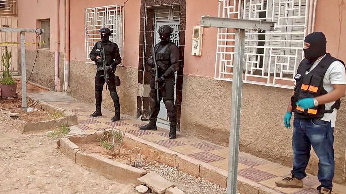 أعضاء المكتب المركزي للتحقيقات القضائية المغربي، الذي يشرف على عمليات مكافحة الإرهاب، يقفون خارج منزل في مدينة الراشيدية الجنوبية، المغرب، 14 سبتمبر 2021