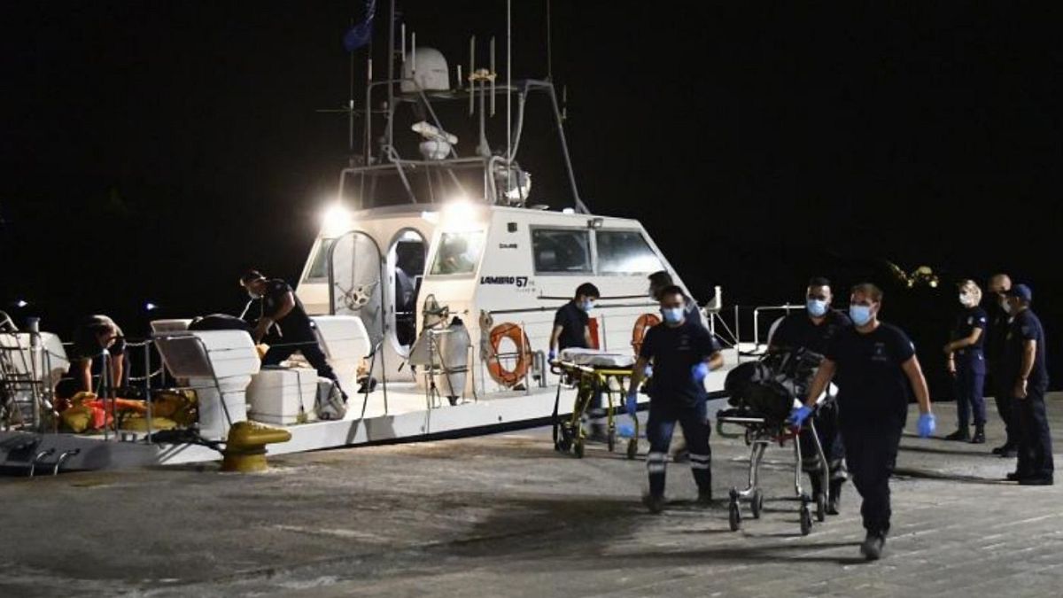 یک کشتی گارد ساحلی یونان دو جسد سانحه هوایی در نزدیکی جزیره ساموس را به ساحل منتقل کردند 