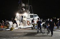 یک کشتی گارد ساحلی یونان دو جسد سانحه هوایی در نزدیکی جزیره ساموس را به ساحل منتقل کردند