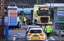 Kuzey İrlanda'nın Larne limanında gümrük görevlileri araçları kontrol ediyor