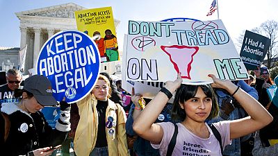 شاهد: أمريكيات ومكسيكيات يتظاهرن ضد مناقشة حق الإجهاض من طرف القضاة