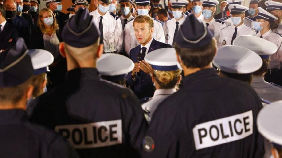 إيمانويل ماكرون يتحدث مع الشرطة خلال رحلته إلى مدينة مرسيليا جنوب فرنسا في الـ 01/09/2021