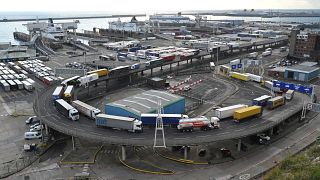 Tir in coda nel porto di Dover, Inghilterra, 10 dicembre 2020