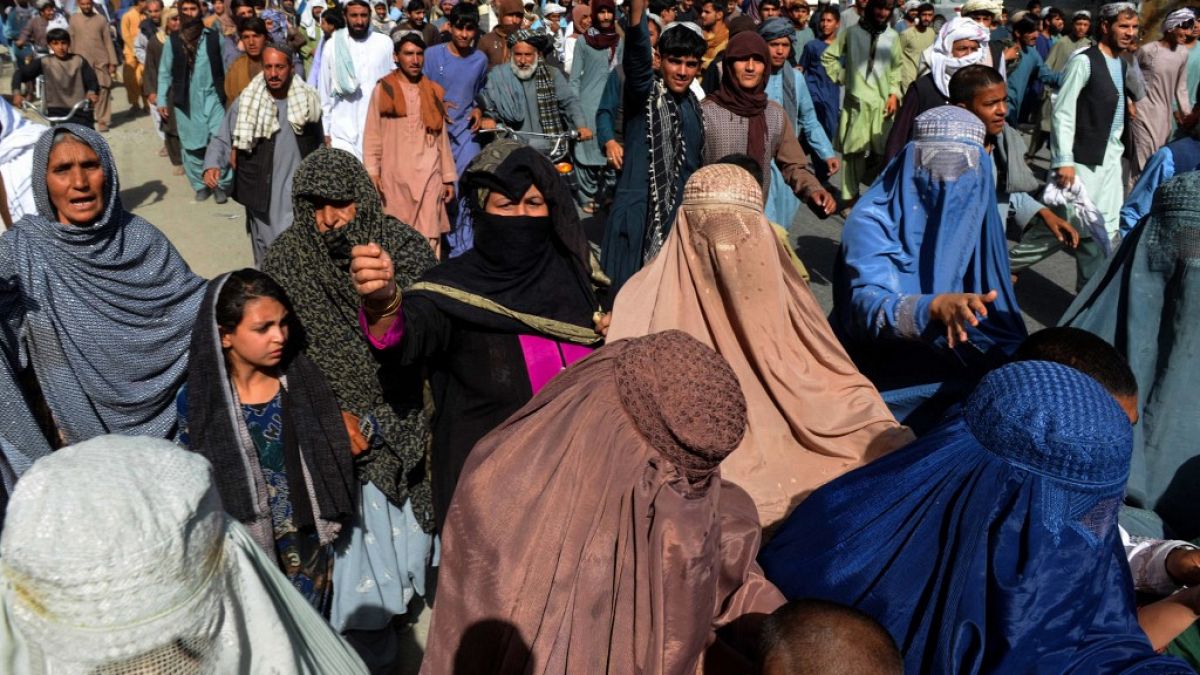 Kandahar'da binlerce protestocu, Taliban'ın zorla yaşadıkları evlerden çıkarma planına karşı yürüyüş yaptı