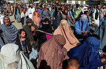 Kandahar'da binlerce protestocu, Taliban'ın zorla yaşadıkları evlerden çıkarma planına karşı yürüyüş yaptı