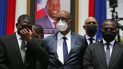 Au centre, masqué, le premier ministre désigné Ariel Henry posant avec le premier ministre par intérim Claude Joseph à sa droite, Port-au-Prince, 20 juillet 2021 