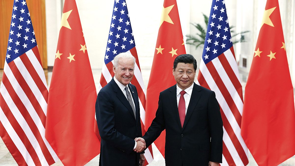 من لقاء سابق بين بايدن (نائب رئيس باراك أوباما وقتئذ) والرئيس الصيني شي جين بينغ (أرشيف) 