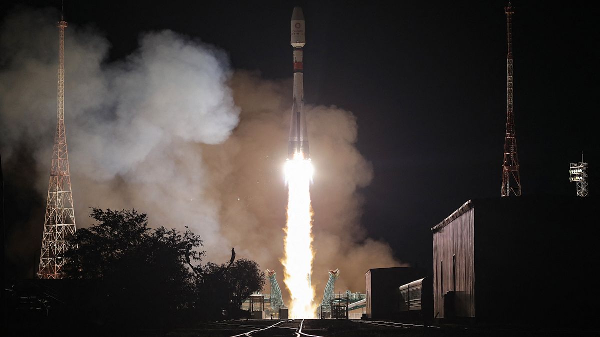 Старт ракеты "Союз-2.1б"