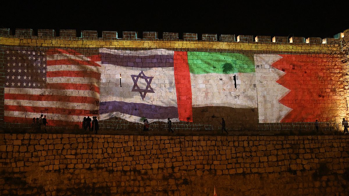 أعلام الإمارات والبحرين وإسرائيل والولايات المتحدة على جدران البلدة القديمة في القدس