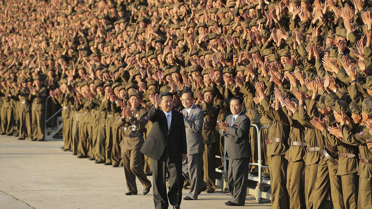 Kim Dzsong Un észak-koreai vezető a Koreai Munkapárt főtitkárával, katonák és a biztonsági erők tagjaival az ország alapításának 73. évfordulóján tartott ünnepségén