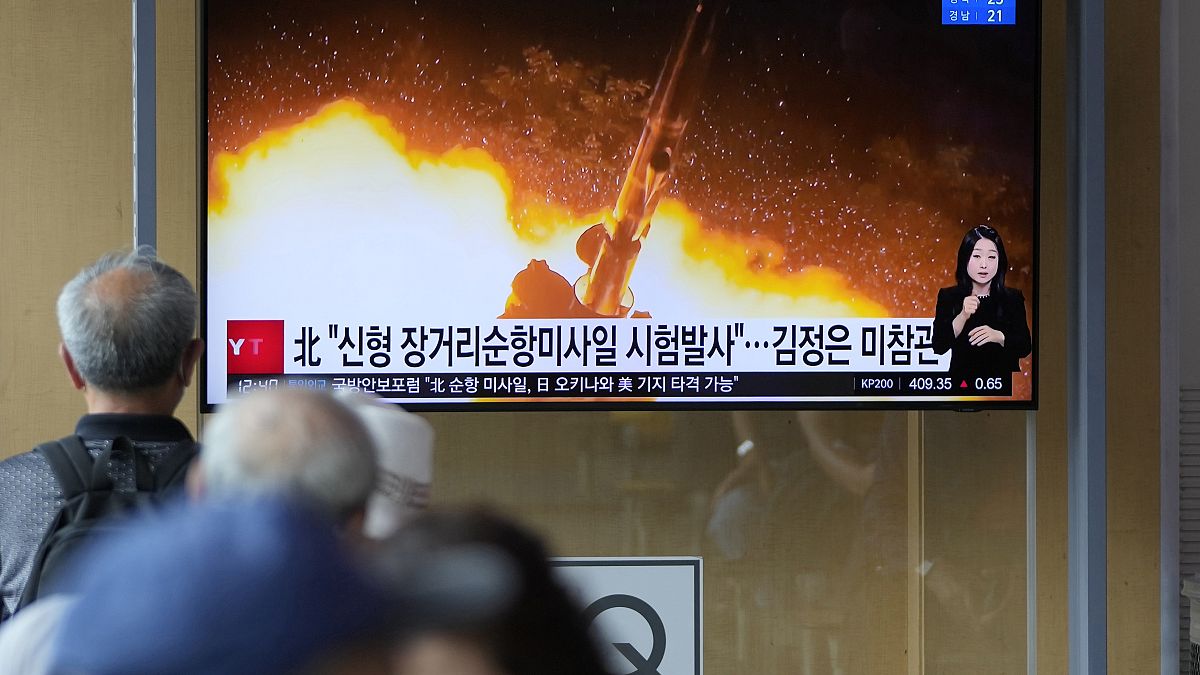 مشاهد على التلفزيون لتجارب صواريخ كروز بعيدة المدى لكوريا الشمالية". 