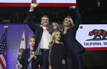 نيوسوم يلوح للجمهور في حفل ليلة الانتخابات في لوس أنجلوس بعد انتخابه في كاليفورنيا. 2018/11/06