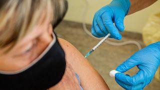 ekete Beáta asszisztens beolt egy nőt a Pfizer-BioNTech koronavírus elleni oltóanyag, a Comirnaty-vakcina második adagjával a békéscsabai Réthy Pál kórházban 