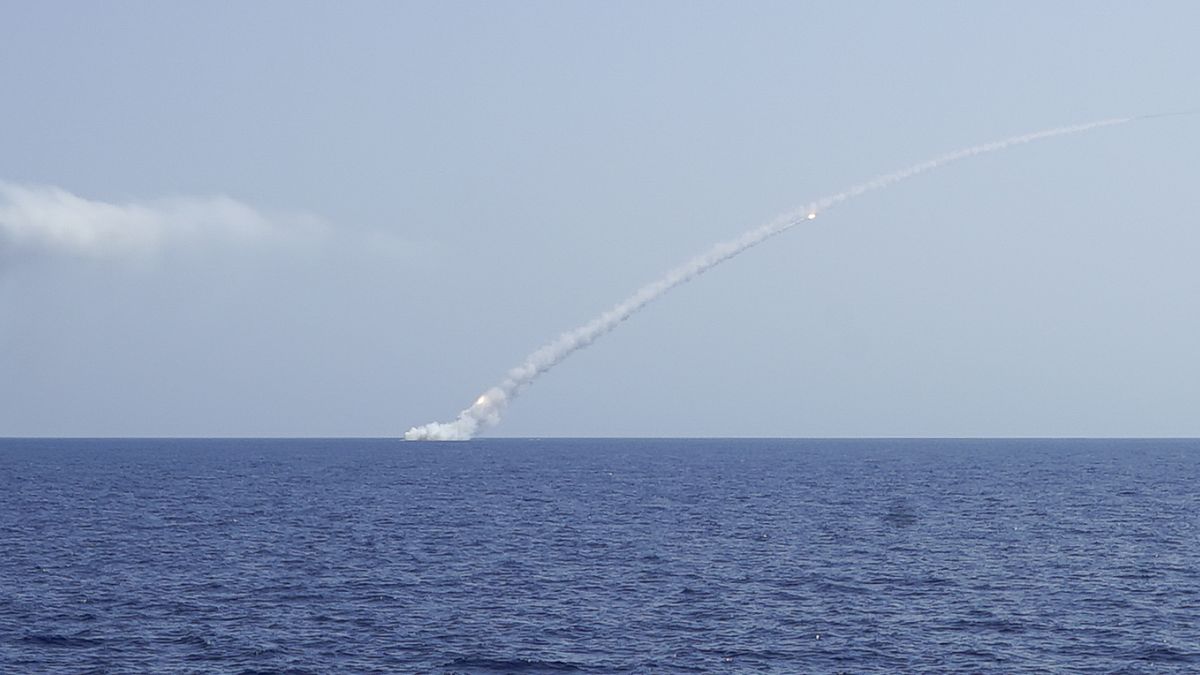غواصة روسية تطلق صواريخ كروز باتجاه أهداف في سوريا في 2017