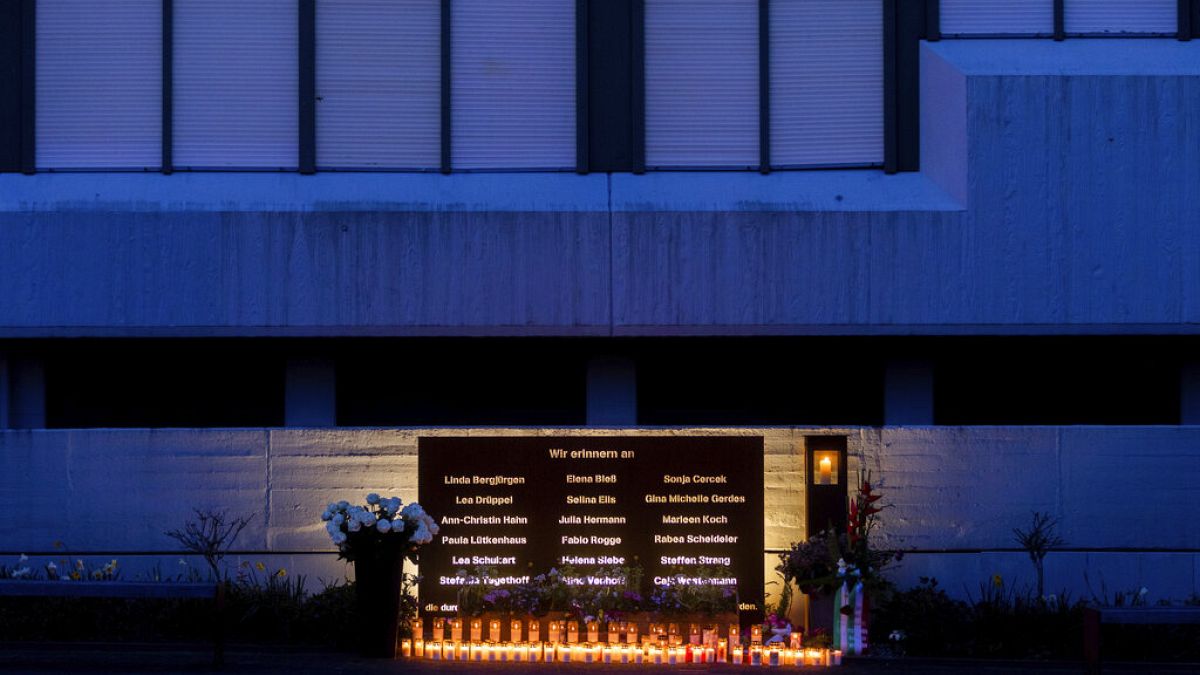 18 Kerzen für die Opfer des Germanwings-Crashs vor dem Joseph-König-Gymnasium in Haltern am See, 4.3.2020