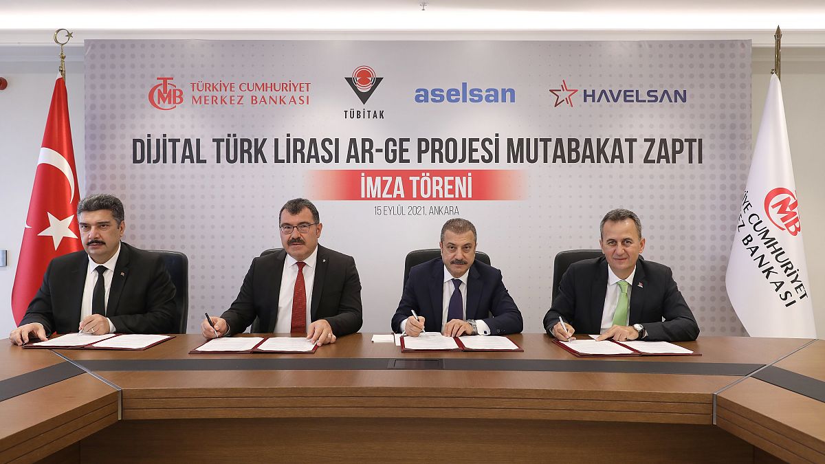 TCMB Başkanı Şahap Kavcıoğlu (soldan 3.) Dijital Türk Lirası için yapılan imza töreninde.