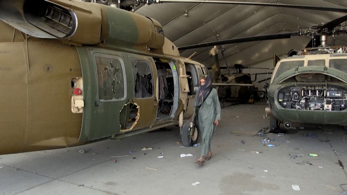 ویدئو؛ طالبان و تجهیزات به جامانده از نظامیان آمریکا در فرودگاه کابل
