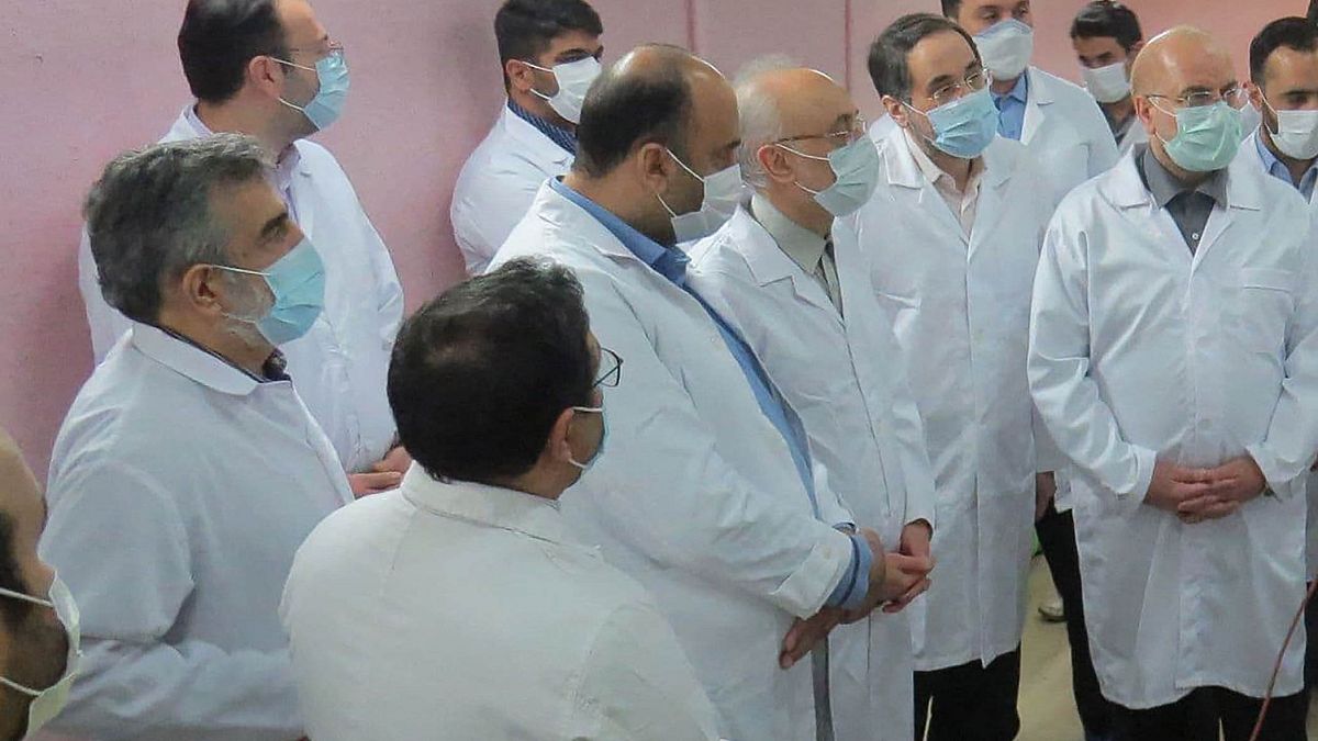 رئيس البرلمان الإيراني محمد باقر غاليباف (إلى اليمين) ورئيس المنظمة الذرية الإيرانية علي أكبر صالحي (إلى اليسار) يزوران منشأة فوردو لتحويل اليورانيوم، إيران، 28 يناير 2021 