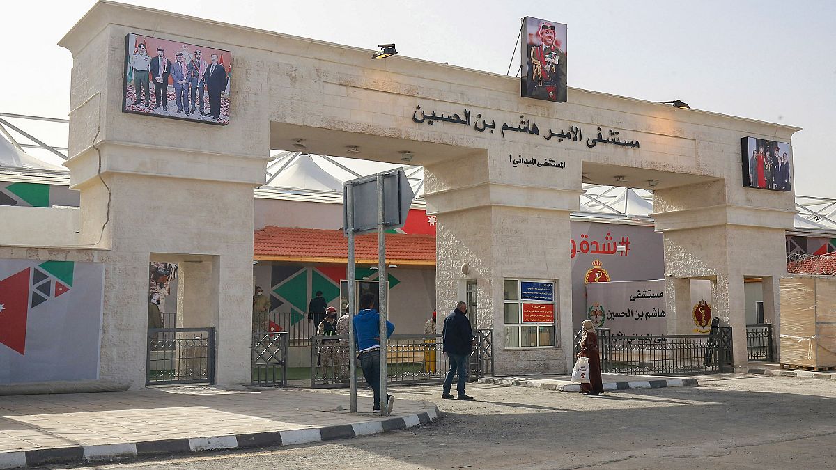 المدخل الرئيسي لمستشفى الأمير هاشم بن الحسين الميداني، في مدينة الزرقاء، شرق العاصمة عمان، الأردن، 8 ديسمبر 2020. 