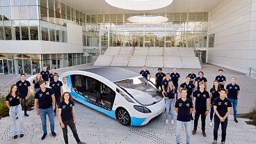 Eindhoven Teknoloji Üniversitesi'nde Stella Vita adlı Güneş enerjisiyle giden aracı üreten 22 kişilik ekip.