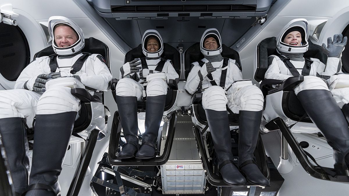 Экипаж первой гражданской миссии в космосе