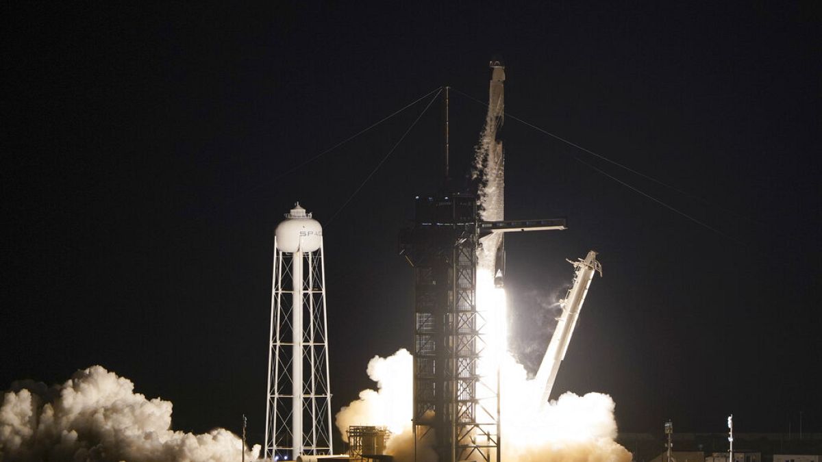 Megindult az űrturizmus: a SpaceX űrhajója első alkalommal szállít csak civil utasokat
