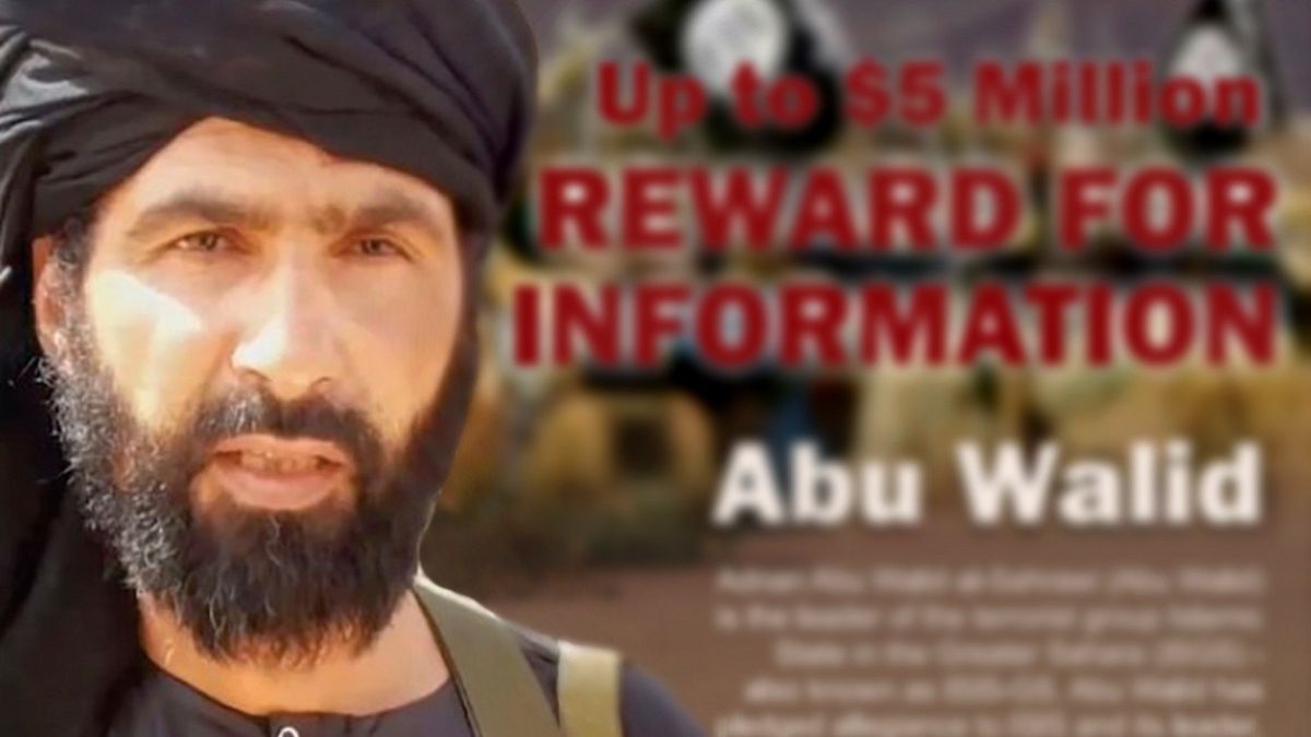 Une affiche offrant récompense contre informations menant à la capture d'Adnan Abou Walid al-Sahraoui, sans date