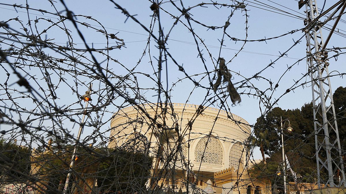 القصر الرئاسي تحيط به الأسلاك الشائكة في القاهرة. 2012/12/16