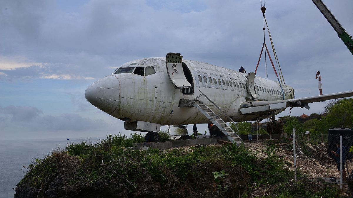 وضع طائرة على جرف في جزير بالي الإندونيسية لجذب السياح. 2021/09/14