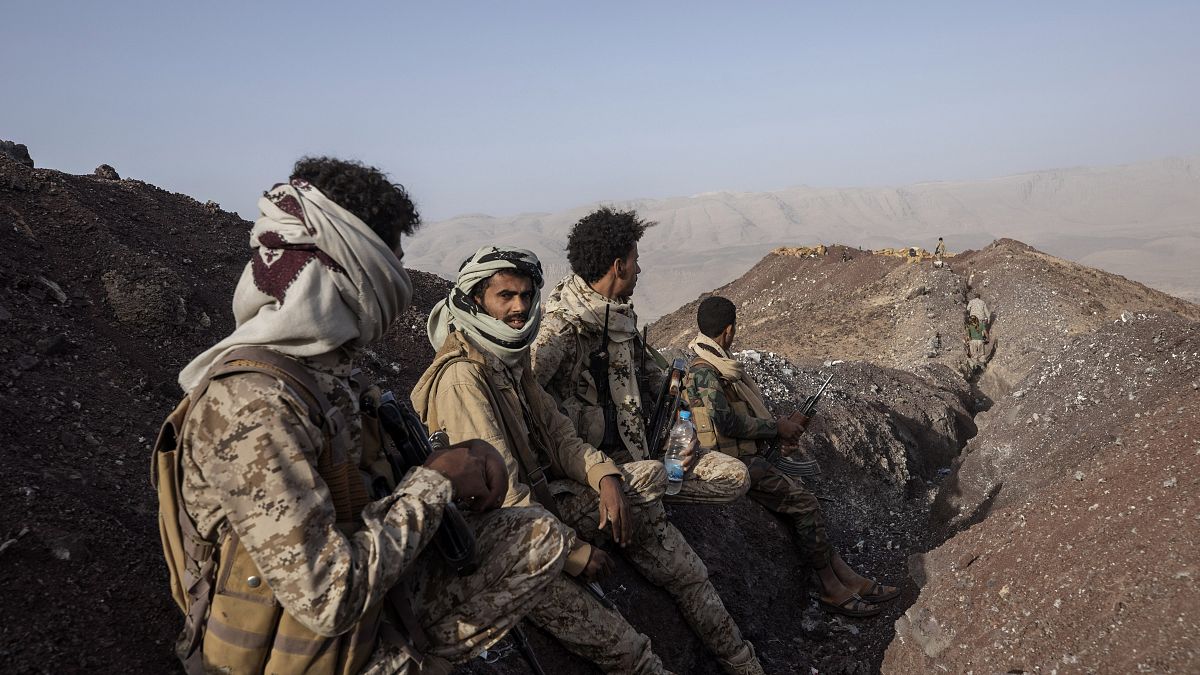 مقاتلون يمنيون مدعومون من التحالف بقيادة السعودية بالقرب من مأرب، اليمن.
