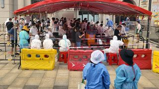 أناس ينتظرون إجراء اختبار كوفيدـ19 في تشيامين من محافظة فوجيان. 2021/09/14