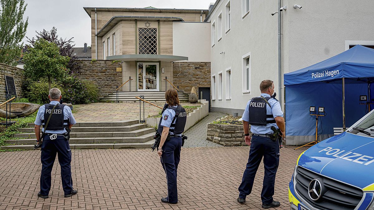 Polizeibeamte vor dem Eingang des Gebäudes der Jüdischen Gemeinde in Hagen.