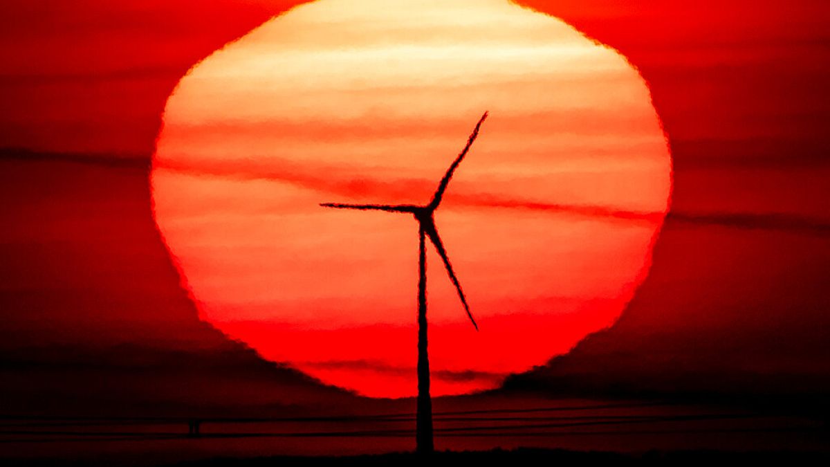 Sonnenaufgang hinter einem Windrad, Frankfurt, 15.09.2020