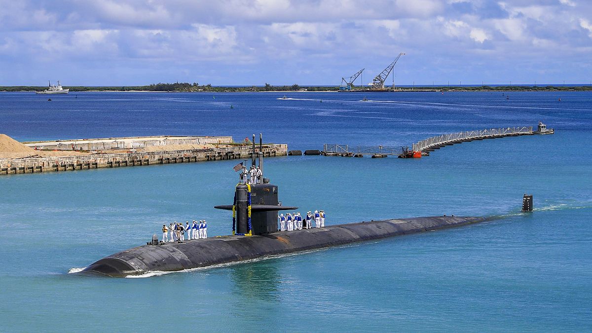 صورة لغواصة الهجوم السريع "يو إس إس" أوكلاهوما سيتي عند عودتها إلى القاعدة البحرية الأمريكية في غوام في 19 آب/أغسطس2021