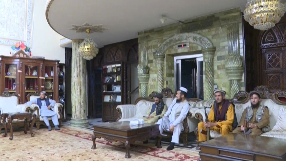 Talibanes en la lujosa residencia de Abdul Rashid Dostum, exvicepresidente de Afganistán