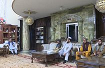 Talibanes en la lujosa residencia de Abdul Rashid Dostum, exvicepresidente de Afganistán