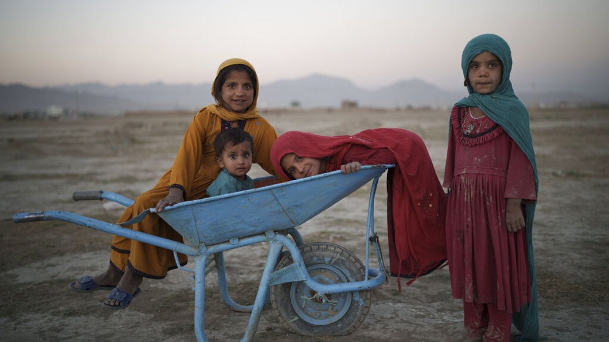 Afganistan'da iç göçe zorlananların kaldığı kamplarda oynayan çocuklar