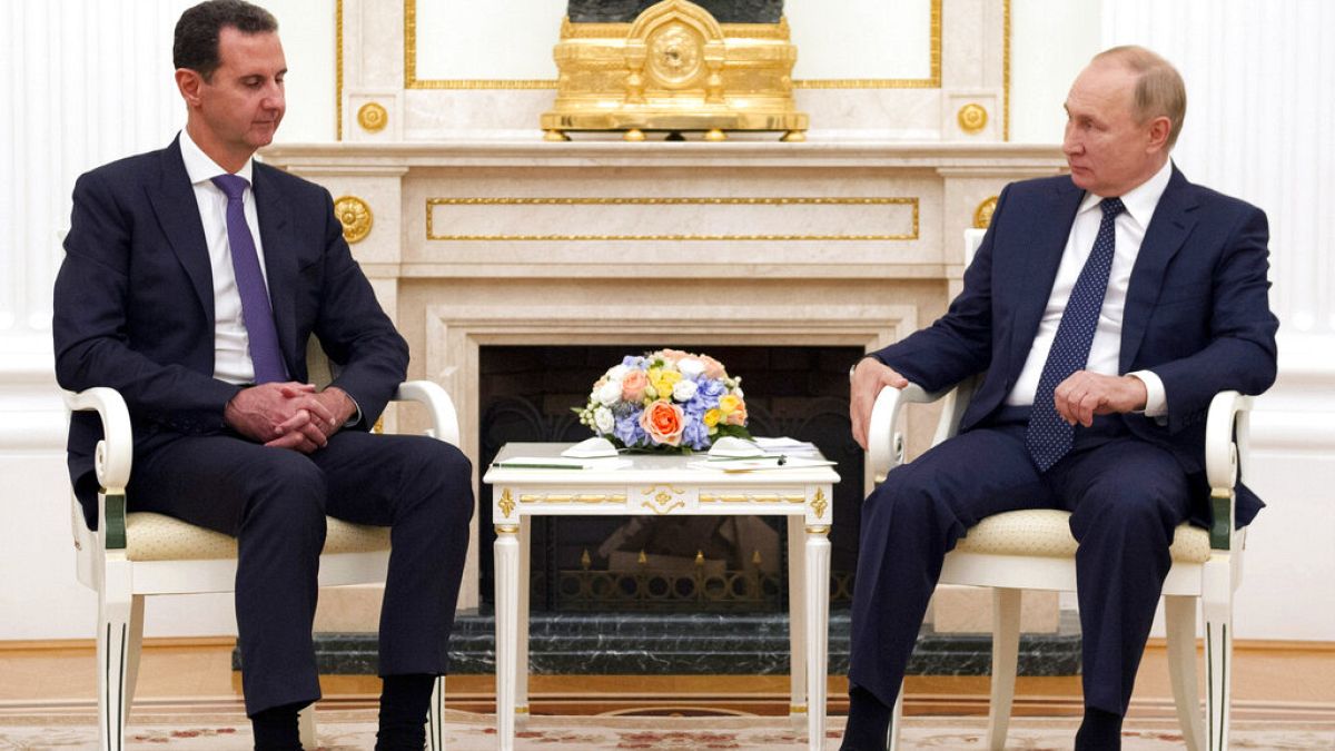 Una de sus últimas reuniones antes de aislarse fue con el presidente sirio Bachar el Assad, el martes