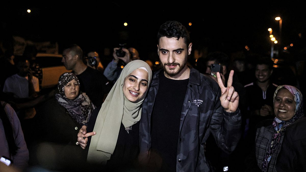 منى ومحمد الكرد بعد إطلاق سراحهما من قبل السلطات الإسرائيلية في حي الشيخ جراح، في القدس الشرقية التي ضمتها إسرائيل في 6 يونيو 2021.